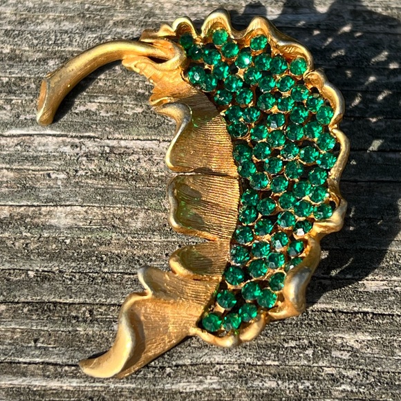 💚 Vintage Signed BSK Leaf Brooch & Clip On Green Gold Tone Earrings Set - Picture 4 of 15